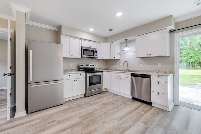 Building Photo - Freshly Painted 4 Bed Home on Huge Lot wit...