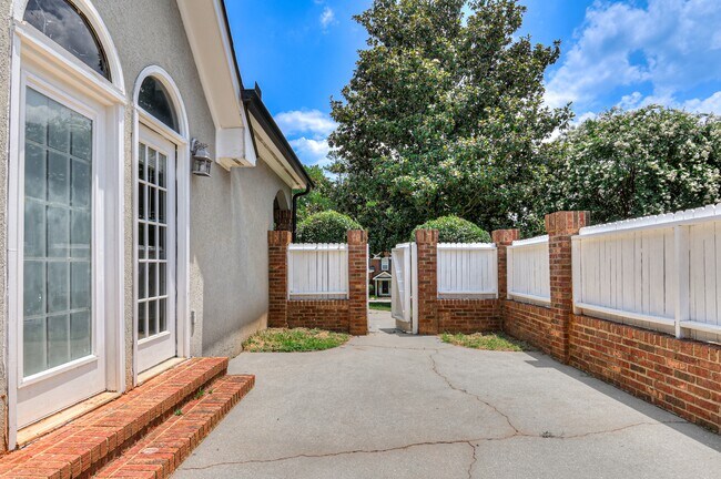 Building Photo - 208 Stonington Dr