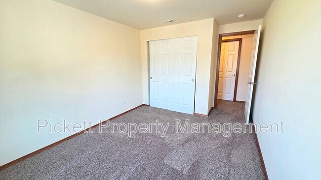 Building Photo - 6710 Takota Pl NE