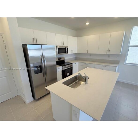 Building Photo - 2539 SE 26th Rd