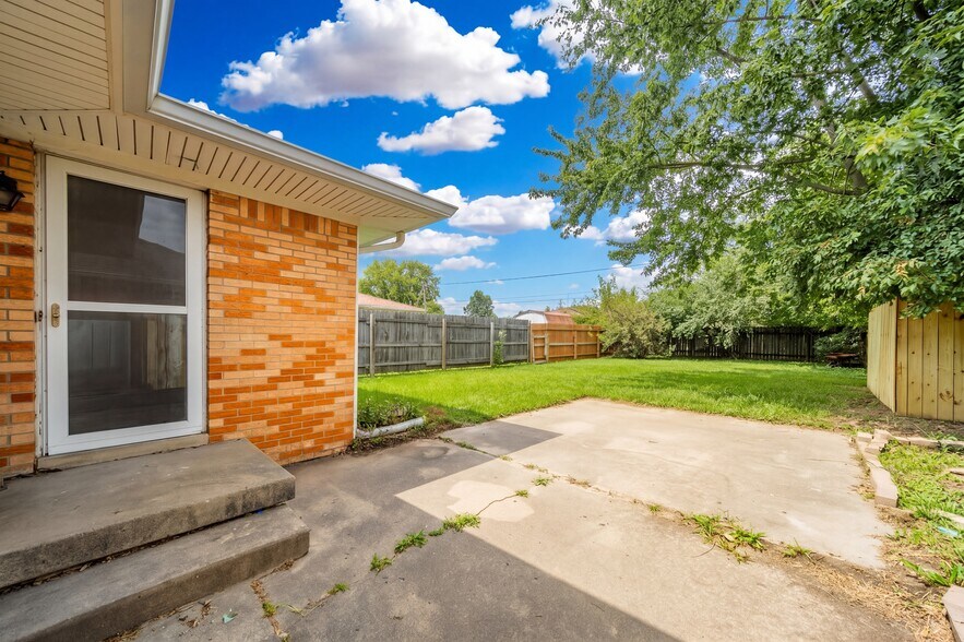 Building Photo - 7847 Southfield Dr