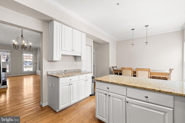 Building Photo - 211 W Hill St