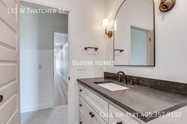 Building Photo - 133 W Thatcher St