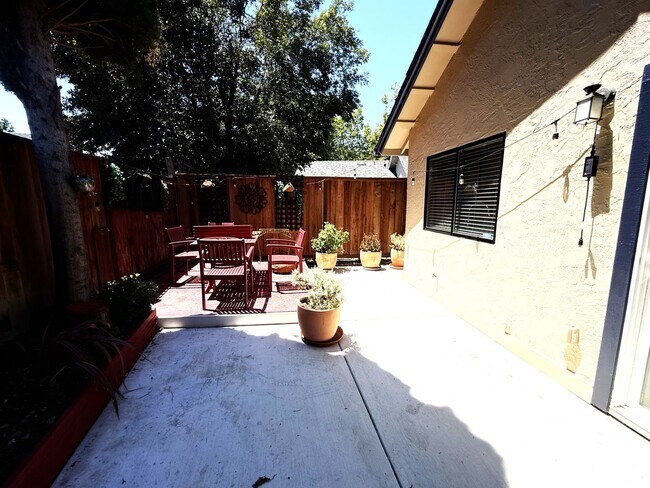 Building Photo - 208 Grovewood Loop N