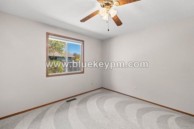 Building Photo - 3 Bed, 2 Bath Home in Wilsonville on a Cul...