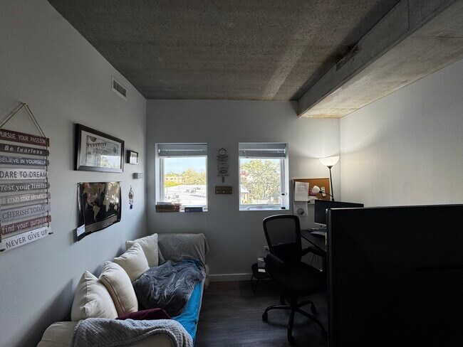 Building Photo - 1323 W Morse Ave