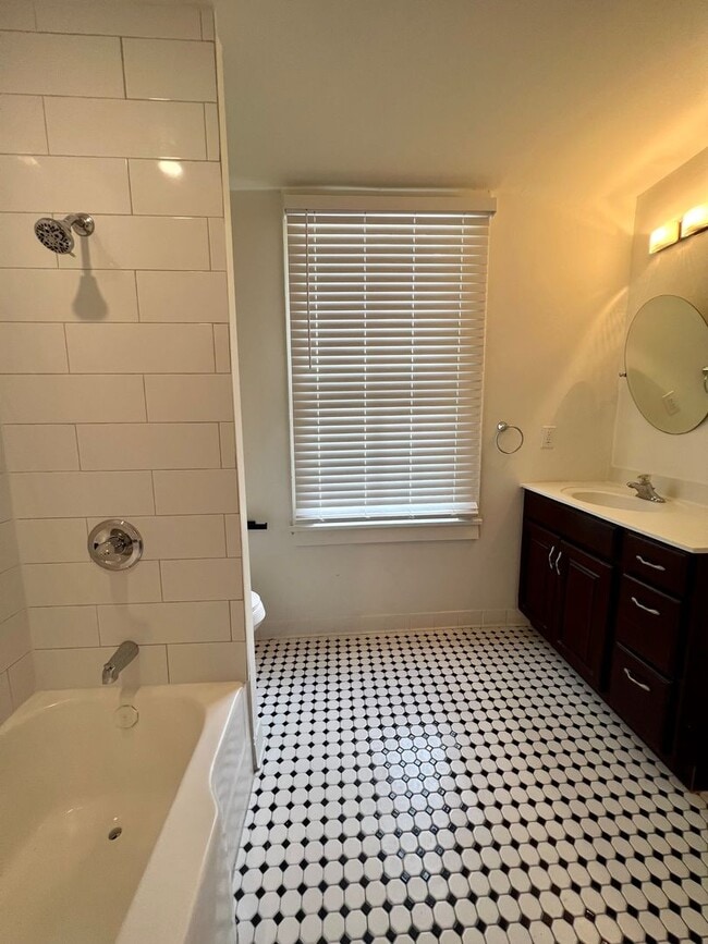 Building Photo - 3/2 ground floor unit in downtown historic...