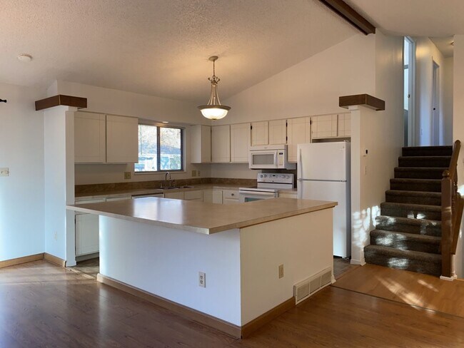 Building Photo - Start a Lease by 12/1 and Receive a $500 R...