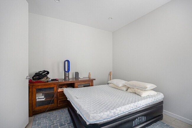 Building Photo - End unit 2bed/2.5 bath plus bonus office/r...
