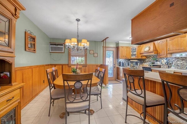 Building Photo - 2433 Young Ave