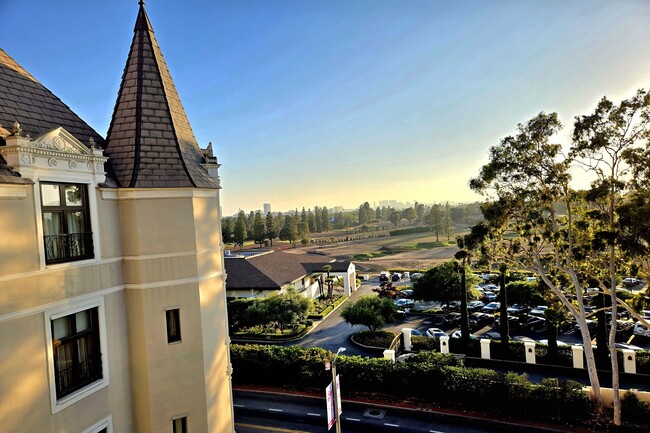 Building Photo - 316 N Rossmore Ave