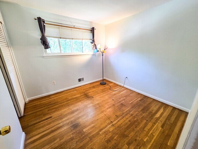 Building Photo - 305 Hillsboro Dr