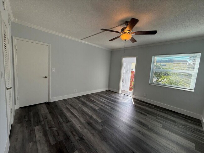 Building Photo - 2121 NE 42nd Ct