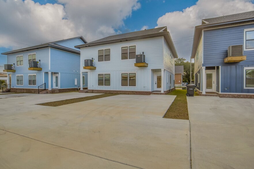 Building Photo - 520 N De Villiers St