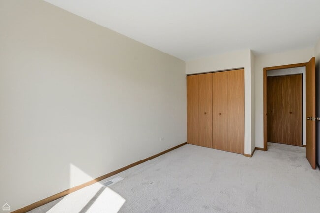 Building Photo - 187 Uteg St
