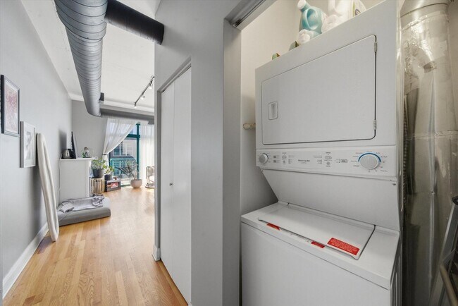 Building Photo - 910 W Madison St