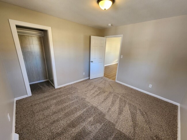 Building Photo - Spacious 3-Bedroom, 1-Bathroom Home AVAILABLE NOW!!