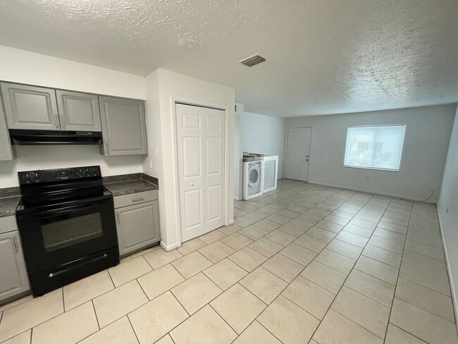 Building Photo - The Grove Floor Plan- Updated 2BD, 1BTH