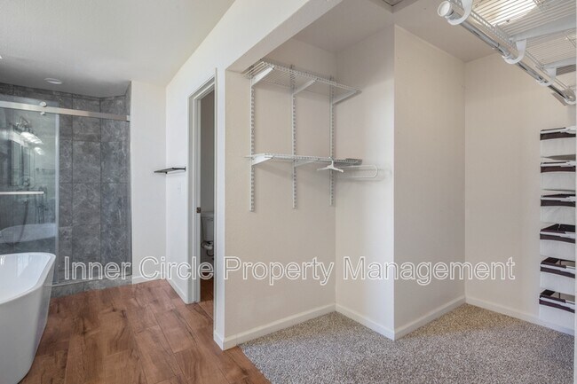 Building Photo - 512 Bluerock Dr