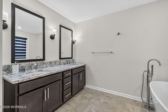 Building Photo - 319 Tulip Ct