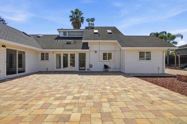 Building Photo - Light-Filled Home on Expansive Lot in Top-Rated School District with Vaulted Ceilings & Entertain...