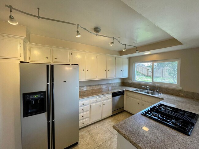 Building Photo - Beautiful 4B/2.5BA House in Oceanside w/ Attached Garage & W/D!