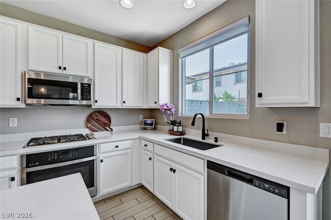 Building Photo - 372 Silva Pl