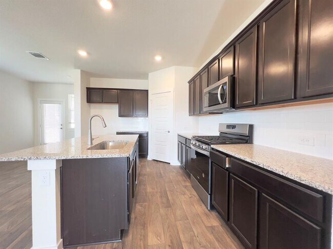 Building Photo - 2900 Egan Dr