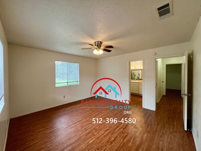 Building Photo - Available Now: 2 bed/1 bath Duplex With Hu...
