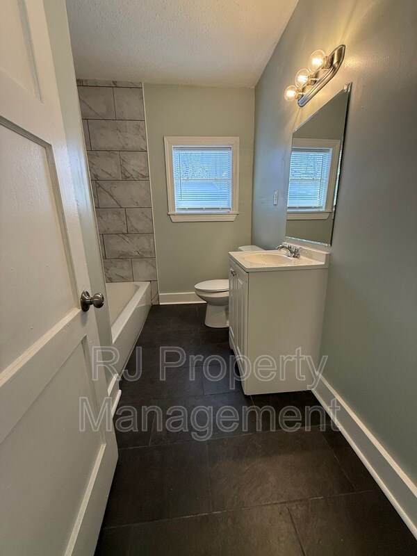 Building Photo - 61 S Parkway E