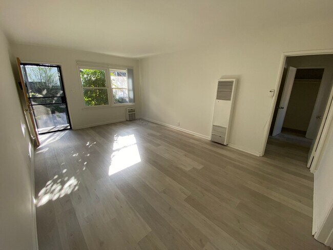Building Photo - 1375 S Sierra Bonita Ave