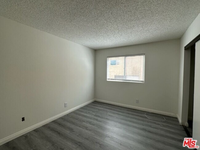Building Photo - 4832 Rosewood Ave
