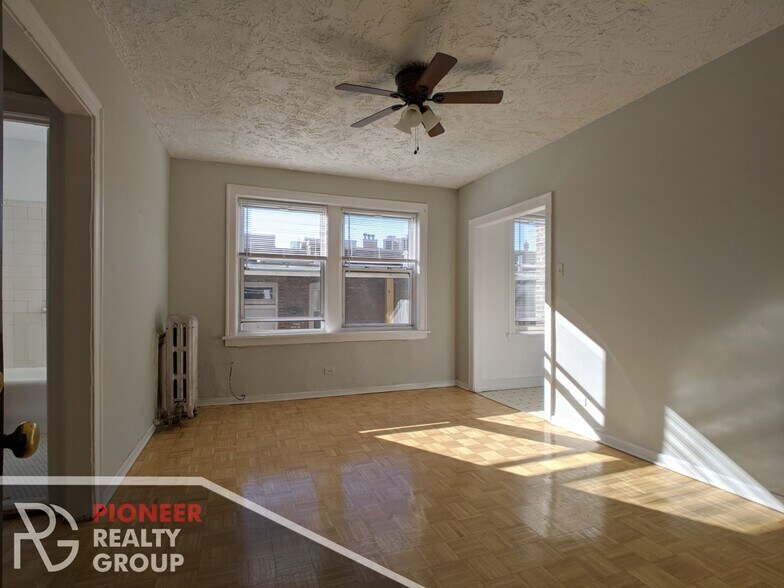 Building Photo - 705 W Belmont Ave
