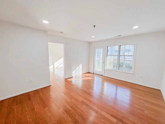 Building Photo - Freshly Renovated 1 Bed 1 Bath Condo With ...