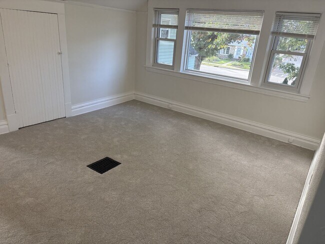 Building Photo - Charming Alger Heights home available now