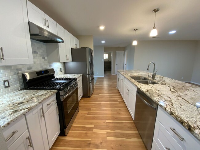 Building Photo - Beautifully Remodeled 3 Bedroom Single Sto...