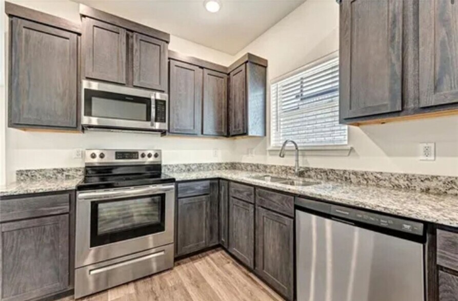 Building Photo - 820 S Benchmark Ln