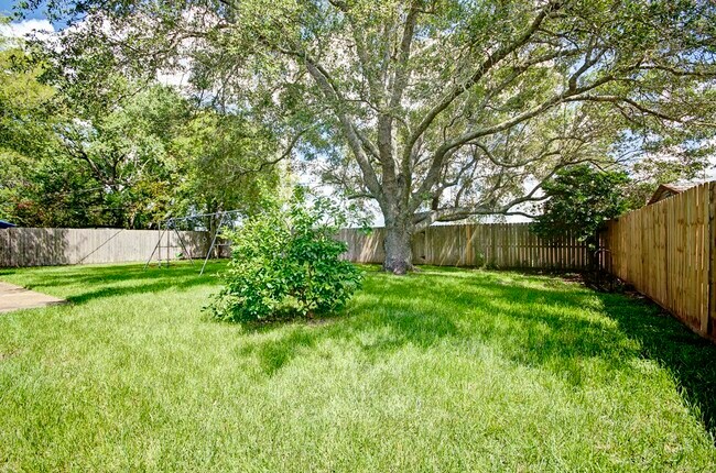 Building Photo - 609 Mary Ann Dr