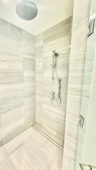 Building Photo - 16901 Collins Ave