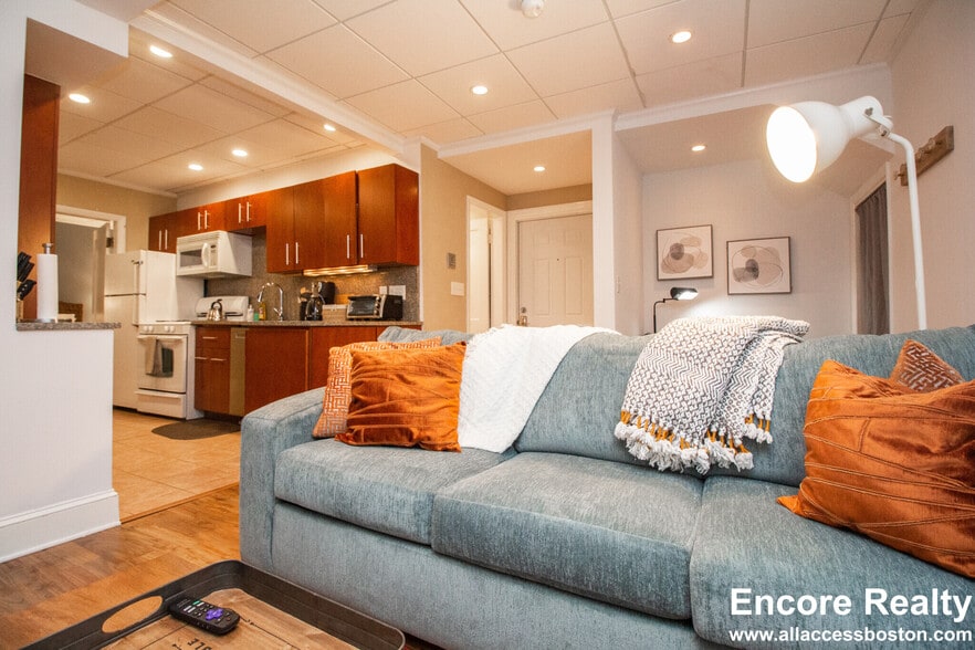 Building Photo - 1253 Beacon St