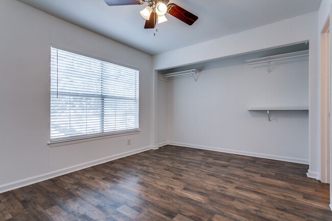 Building Photo - UPDATED 2-BEDROOM TOWNHOME AT NORTH PARK T...
