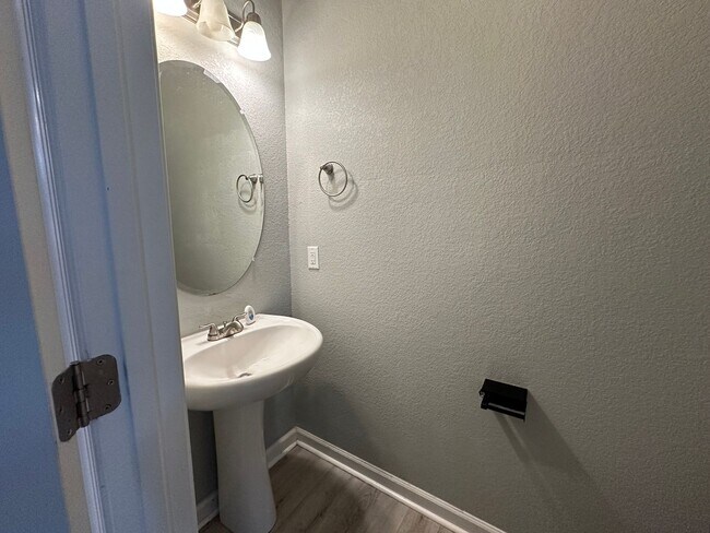Building Photo - Spacious and beautifully designed home wit...