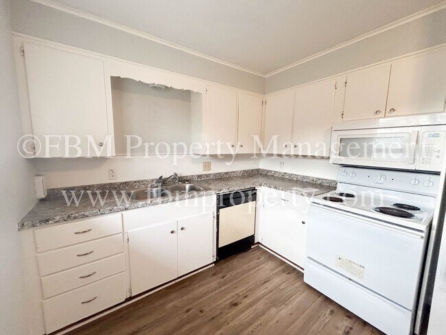 Building Photo - 330 W College St