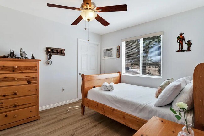 Building Photo - Fully Furnished, Secluded & Private