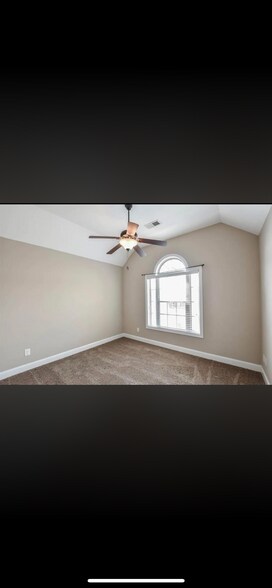 Building Photo - 812 Carousel Ct