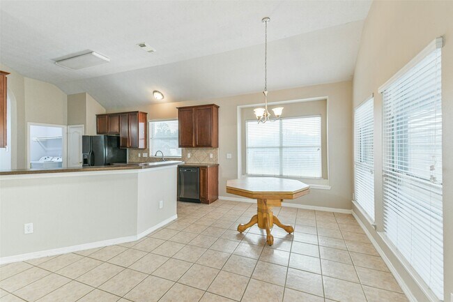 Building Photo - 2212 Highland Crossing Dr
