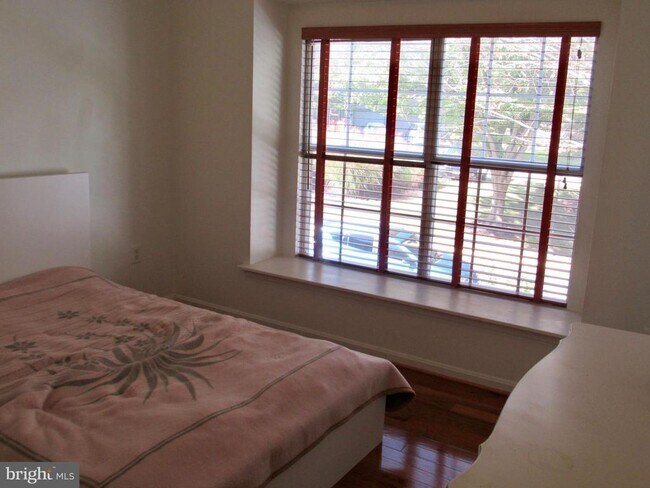 Building Photo - 14 Tivoli Lake Ct