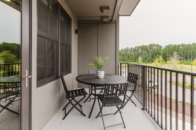 Building Photo - Spacious & Modern Two Bedroom Apartment!