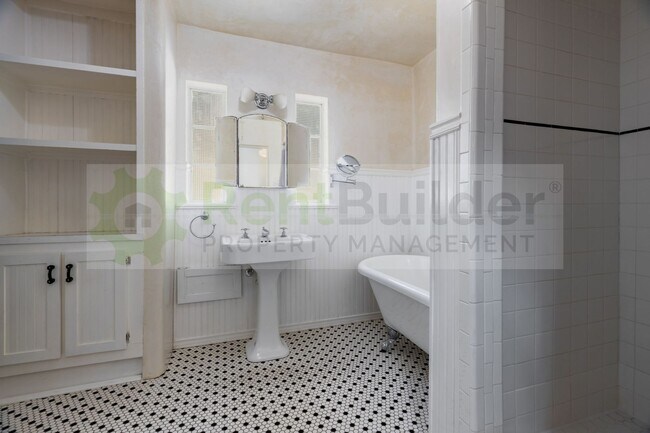 Building Photo - HIPPITY HOPPITY COME LOOK AT THIS PROPERTY!