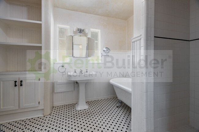 Building Photo - SPECIAL:  $1000 OFF YOUR 2ND MONTH'S RENT!!